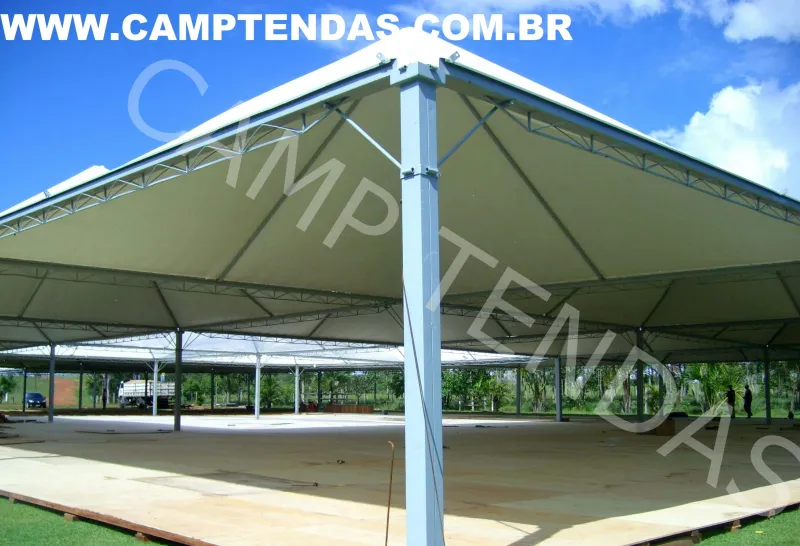 Tenda piramidal com calha